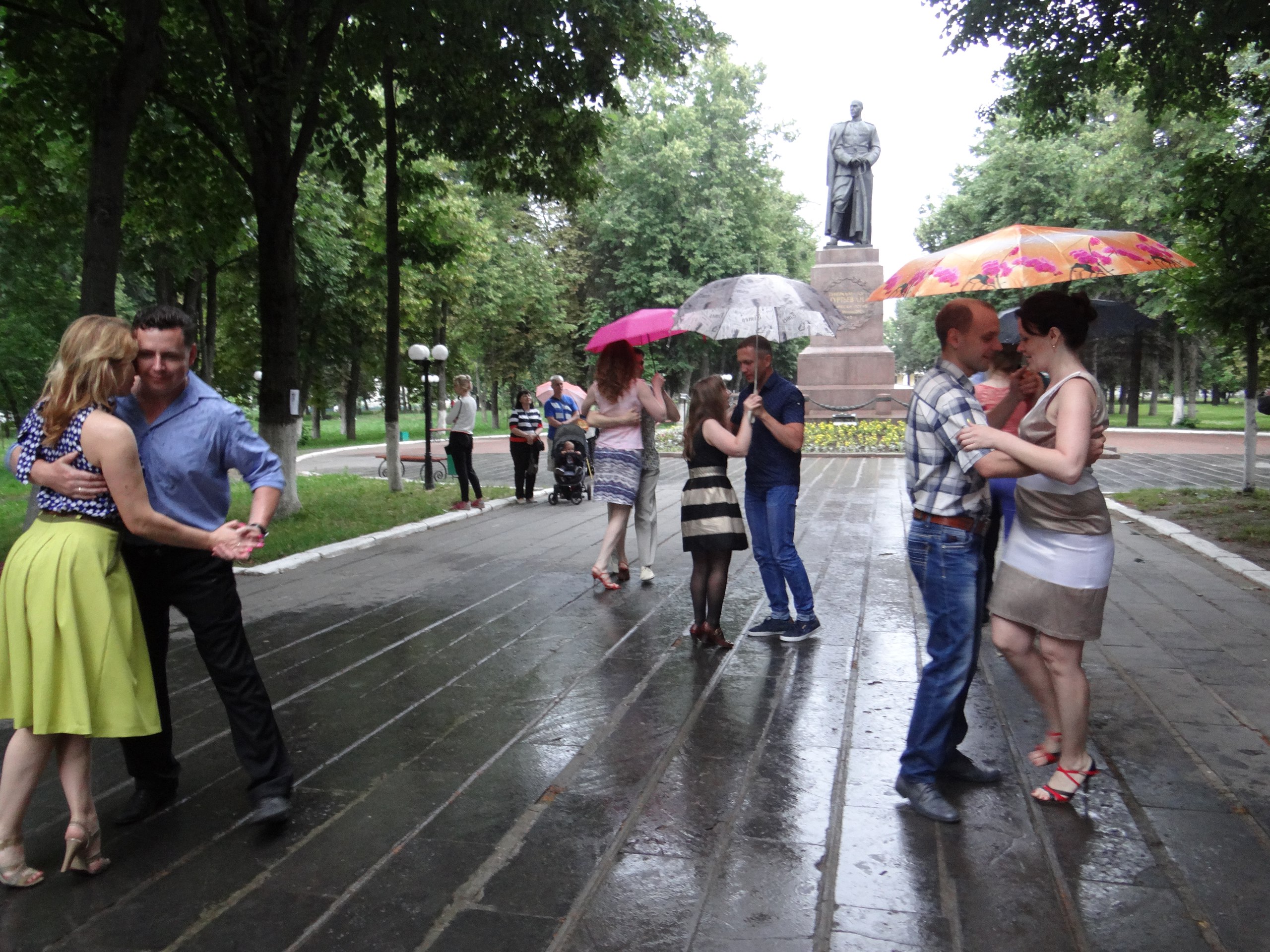Тоже мечтали танцевать под дождем? Давайте делать это вместе! :-) 
Традиционный летний open-air "В тени каштанов"... 